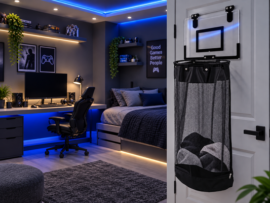 Cesto de ropa Laundry&Hoops colgado en una puerta con aro de baloncesto